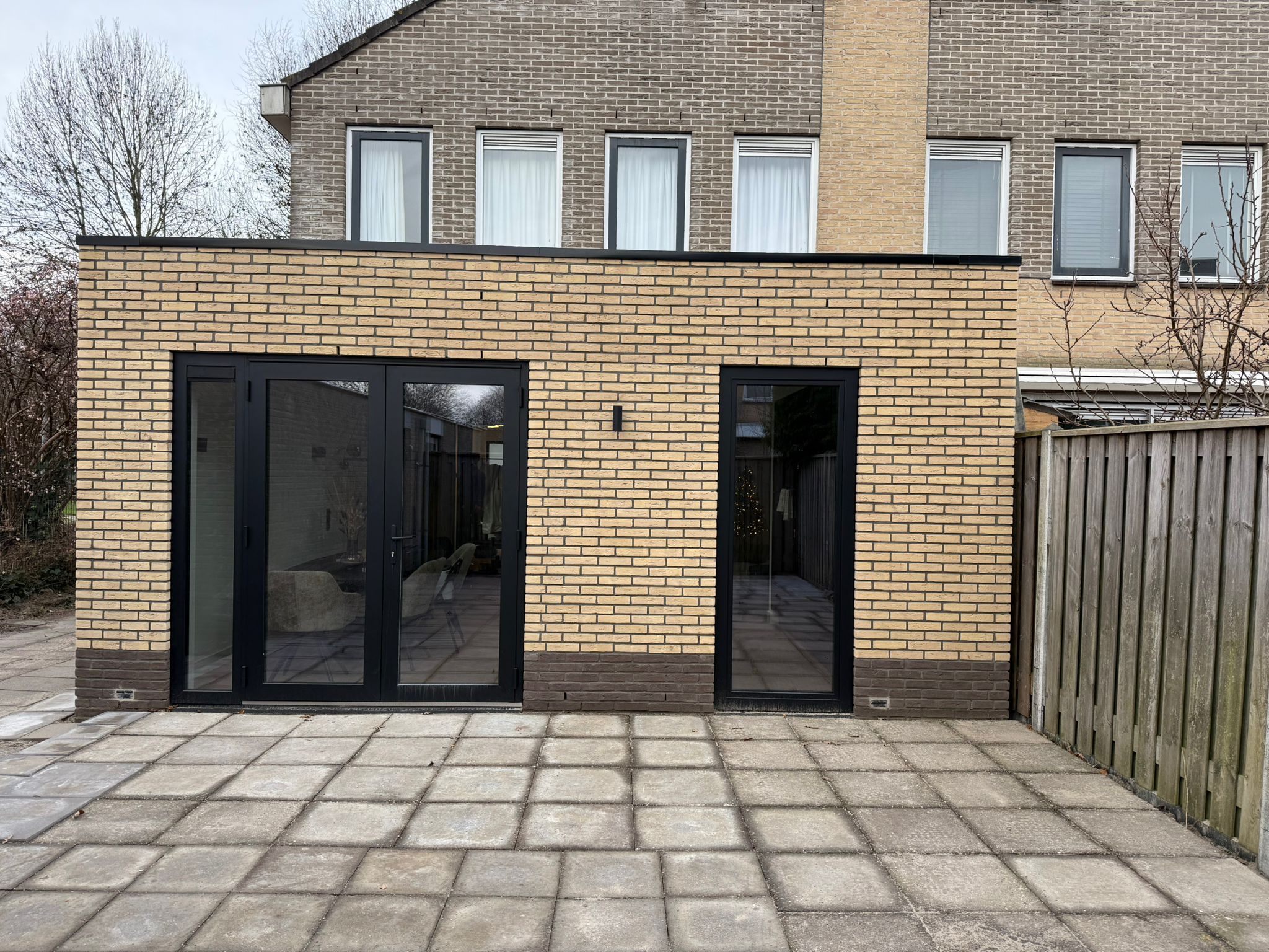 Uitbouw achterzijde met lichtstraat in Rotterdam